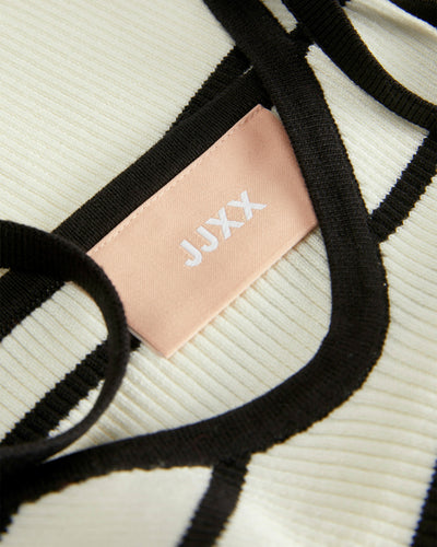 JXESTHER TIGHT SHORT TOPThumbnail