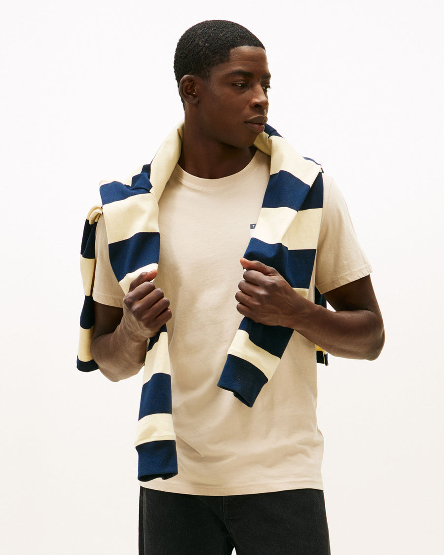 TJM ESSENTIAL FLAG TEE