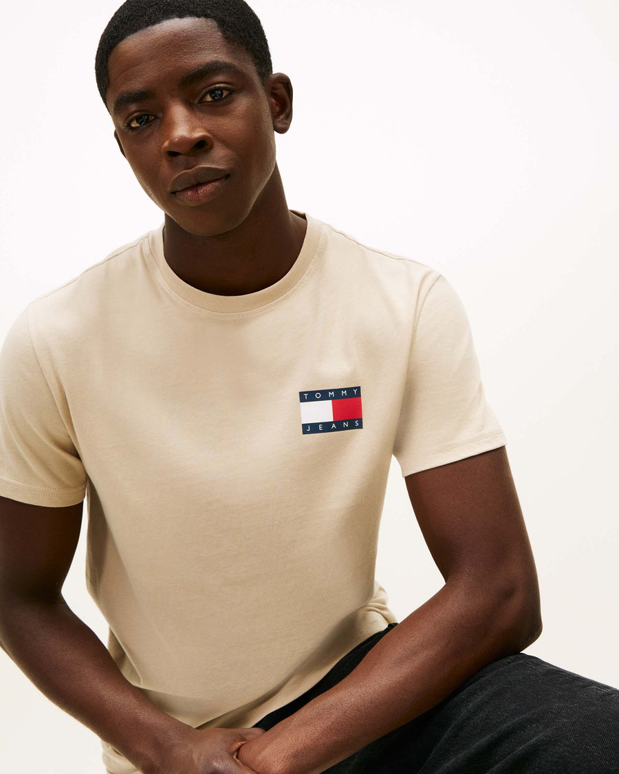 TJM ESSENTIAL FLAG TEE