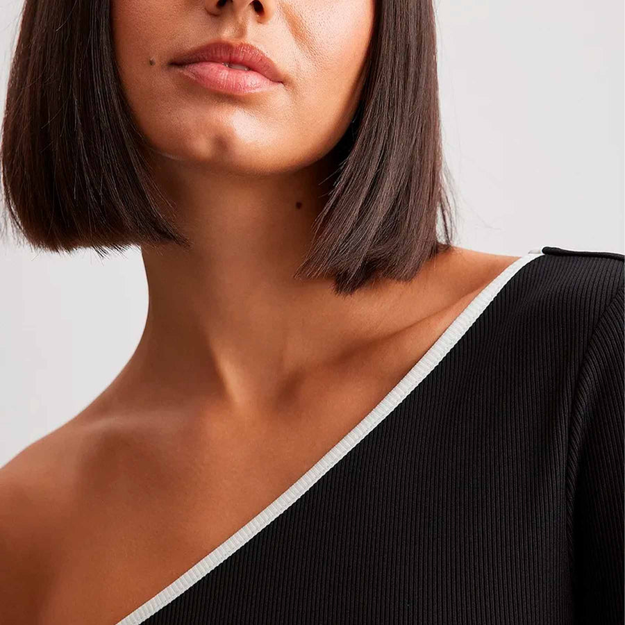 Contrast binding one shoulder