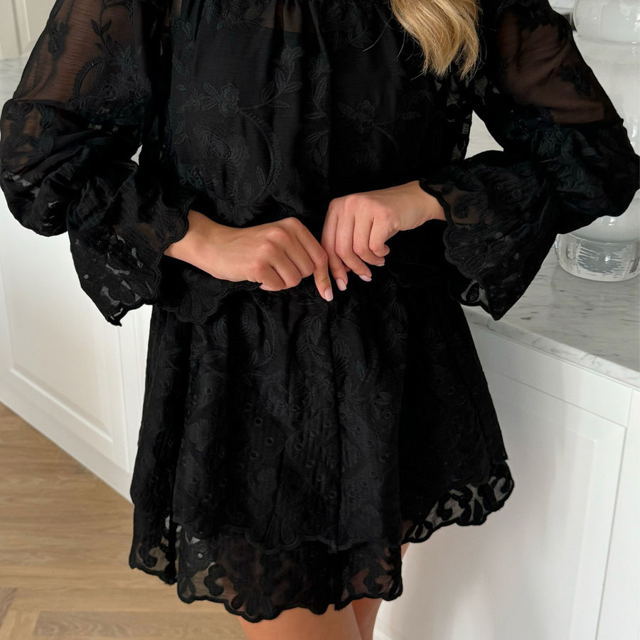 Ellinoric lace mini skirt