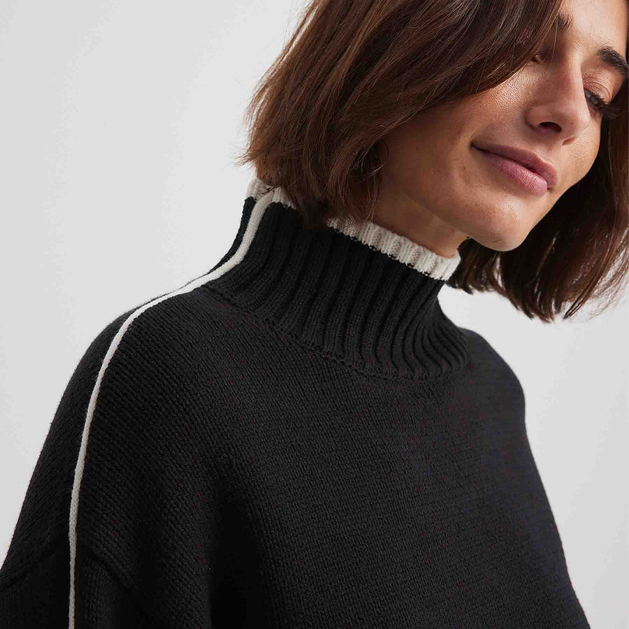 Contrast turtle neck sweater