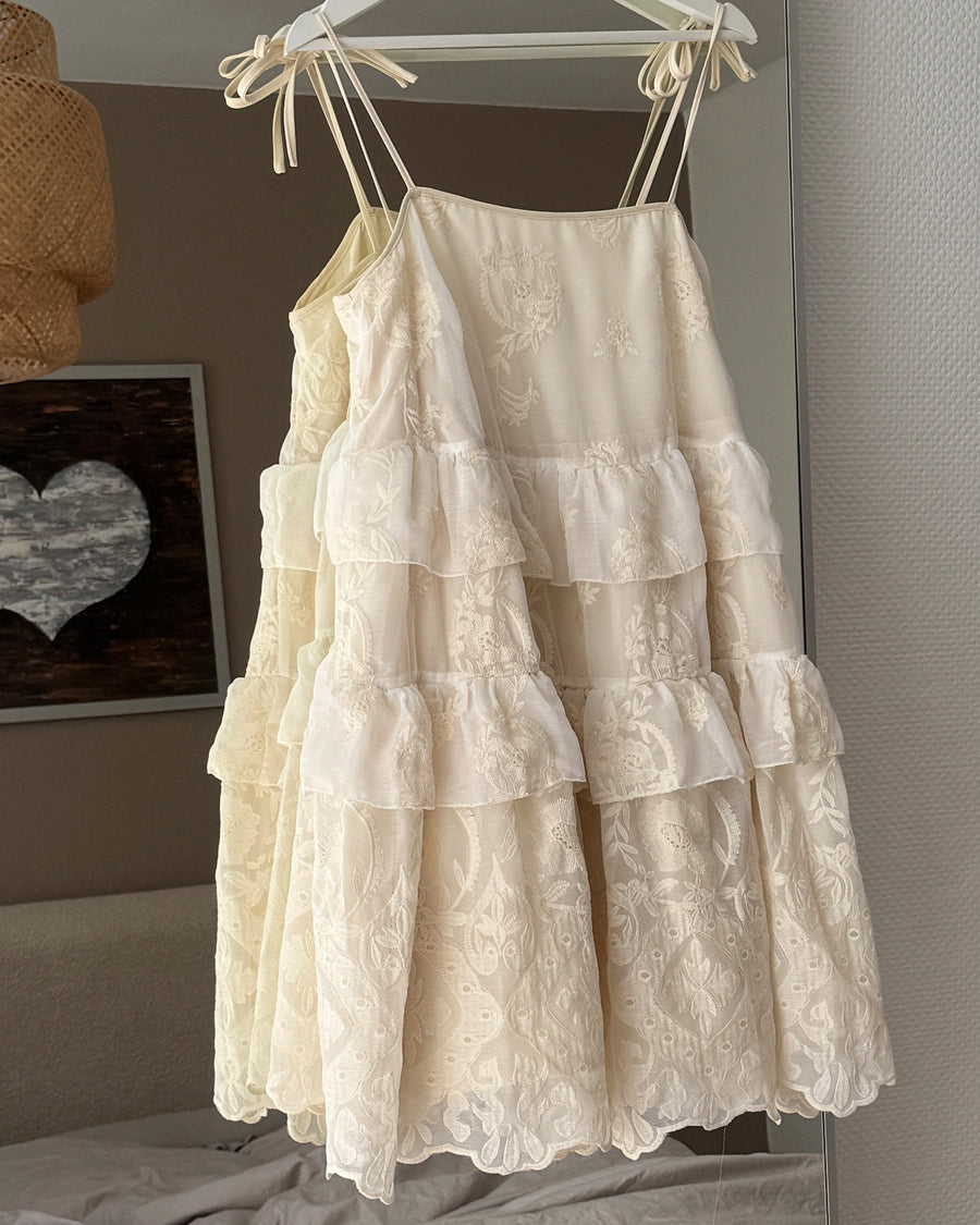 Ellinoric lace strap dress