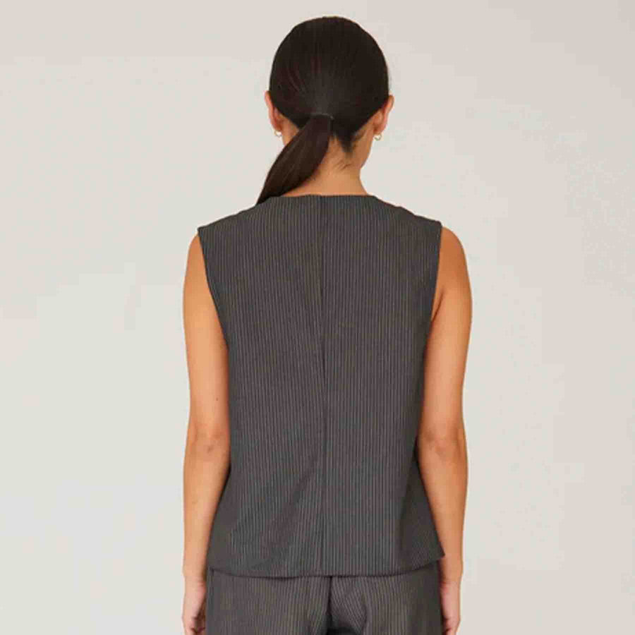 Mae vest